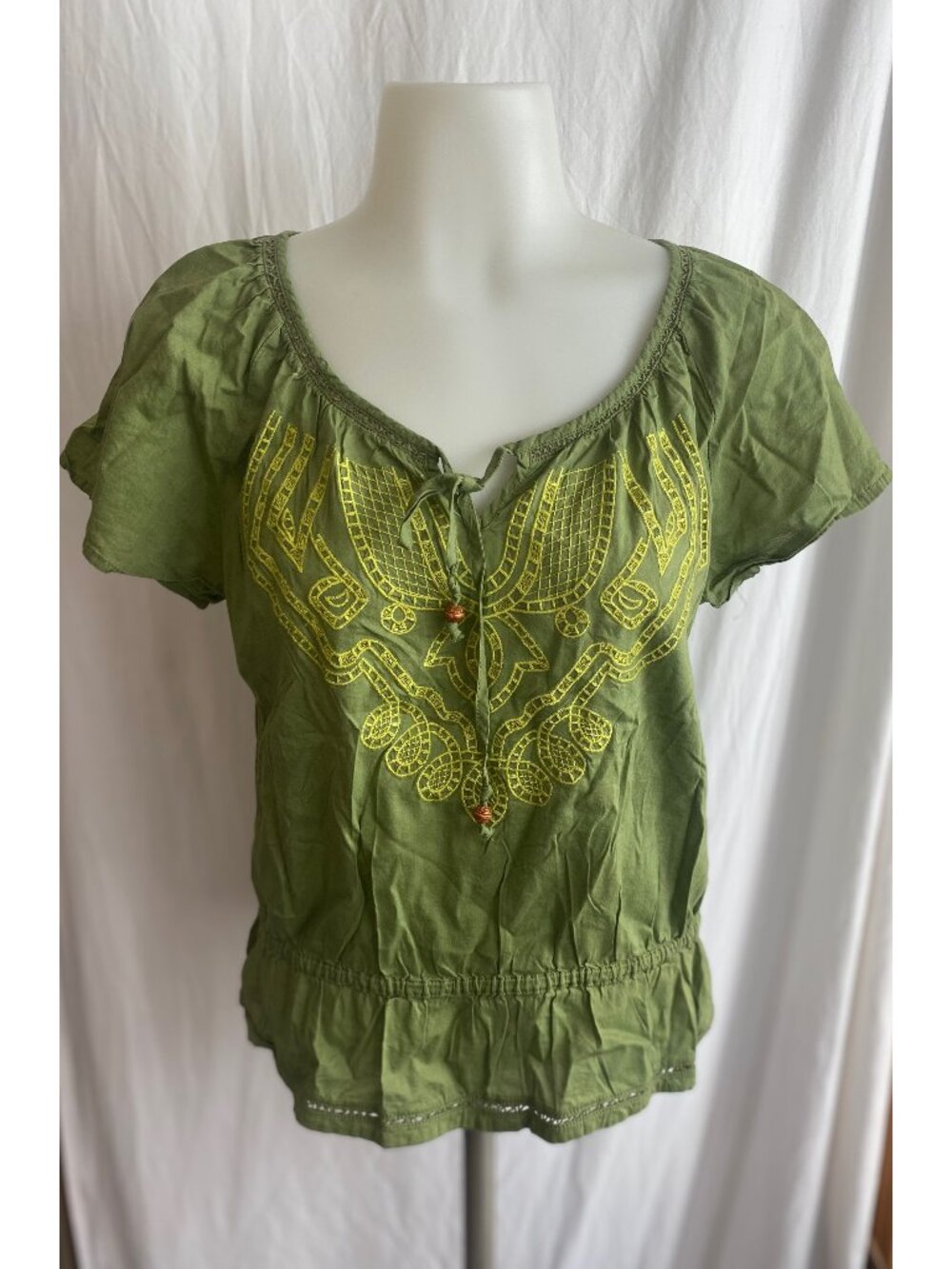 Sonome Life + Style Green Embroidered Short Sleeve Peasant Top